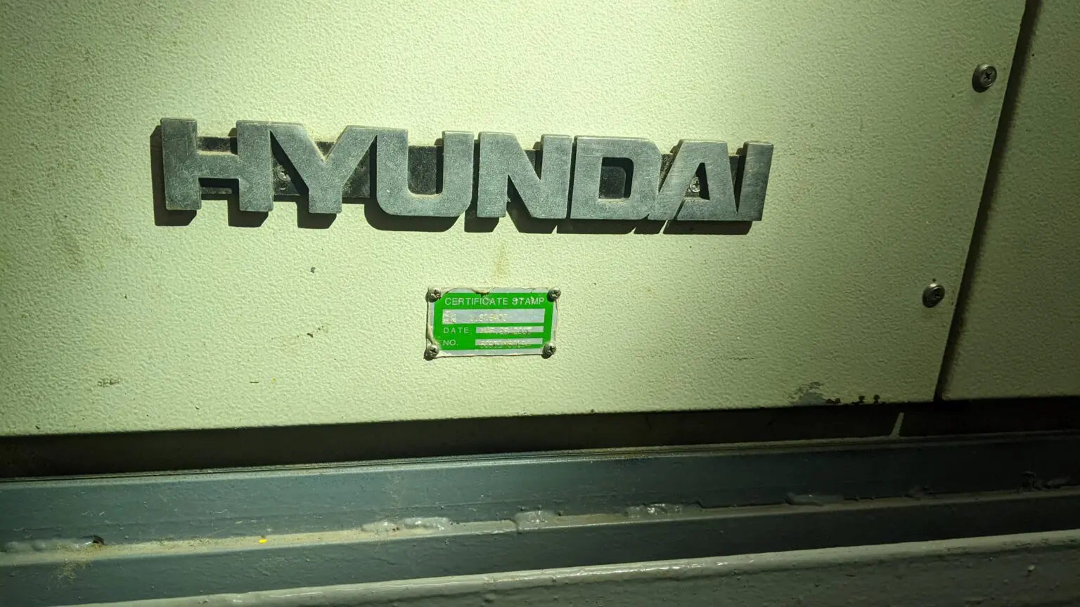 A sign that says hyundai on the side of a wall.